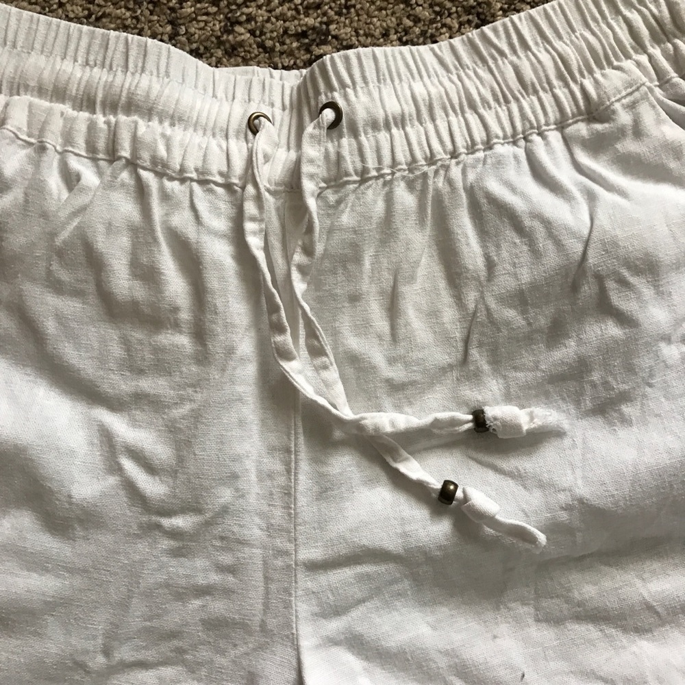 Lotus Boutique White Linen Shorts - Picture 2 of 3